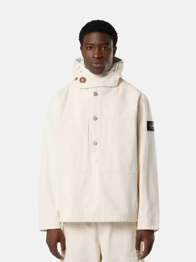 Anorak mit abnehmbarem Kapuzenfutter und Kinnriemen Anorak mit abnehmbarem Kapuzenfutter und Kinnriemen