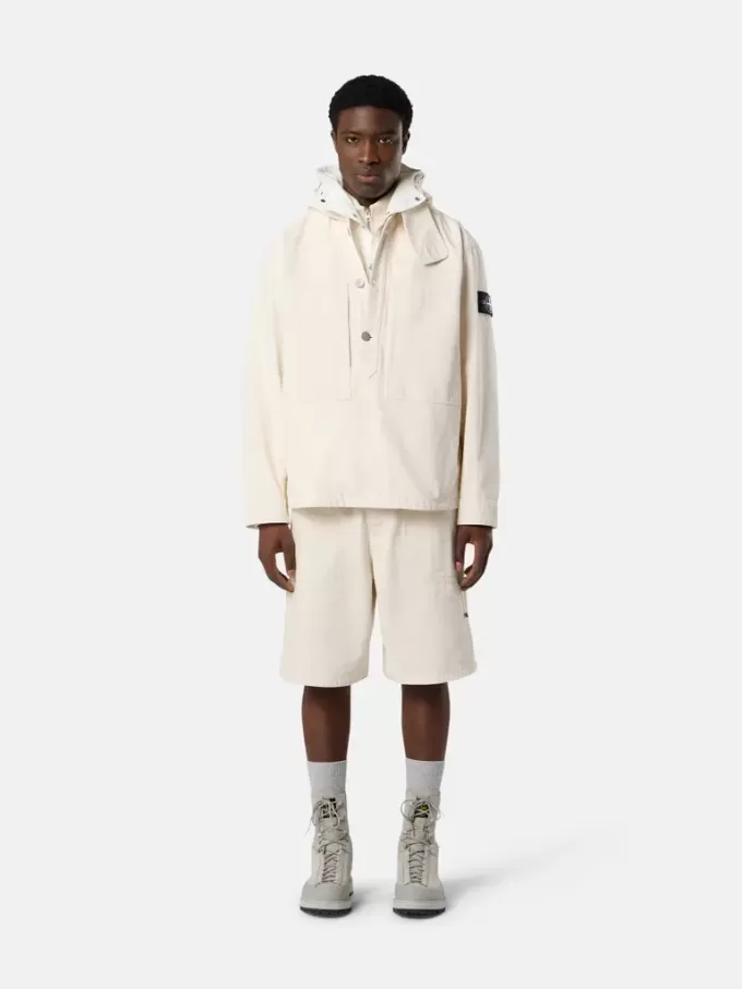 Anorak mit abnehmbarem Kapuzenfutter und Kinnriemen Anorak mit abnehmbarem Kapuzenfutter und Kinnriemen