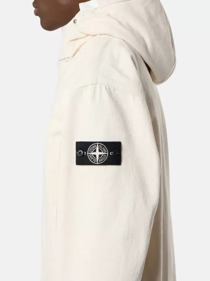 Anorak mit abnehmbarem Kapuzenfutter und Kinnriemen Anorak mit abnehmbarem Kapuzenfutter und Kinnriemen