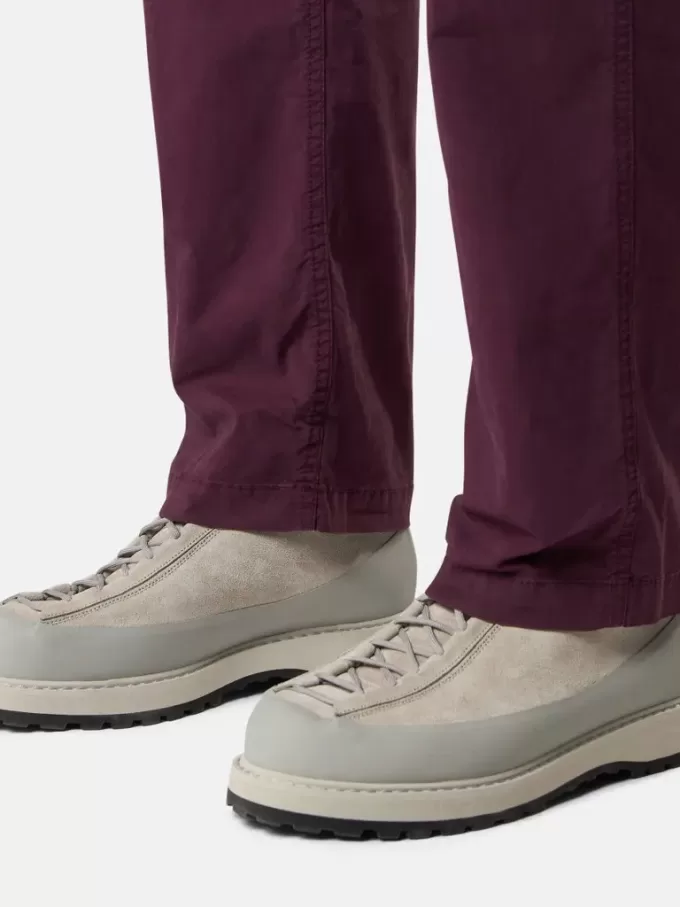 Cargohose in regulärer Passform mit schrägen Reißverschlusstaschen. Cargohose in regulärer Passform mit schrägen Reißverschlusstaschen.