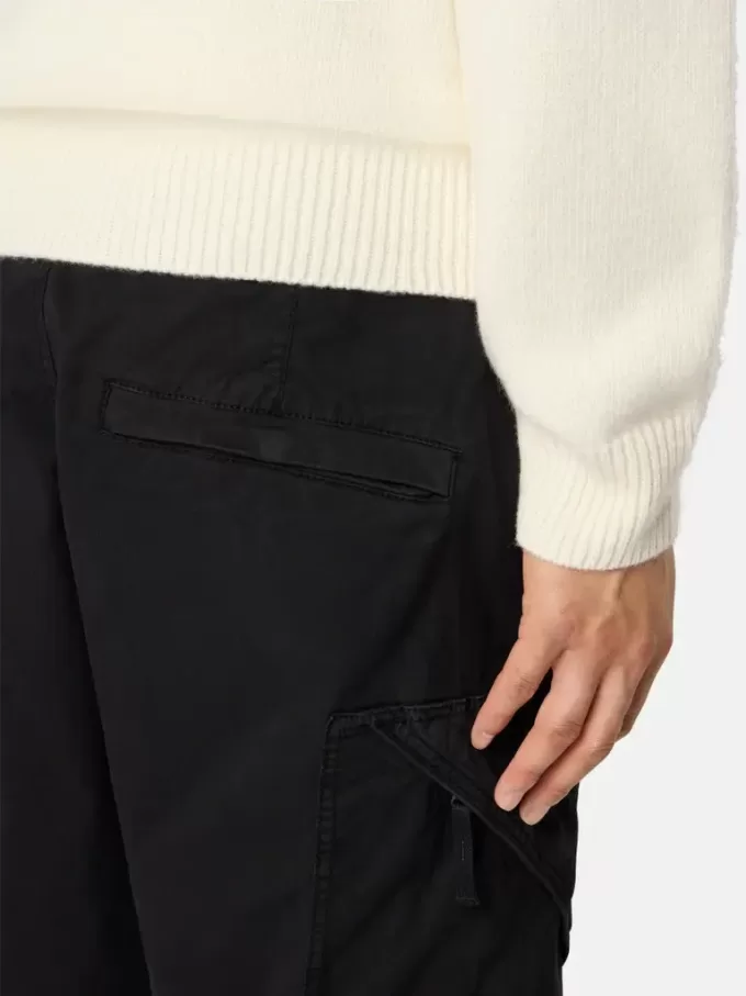 Cargohose in regulärer Passform mit schrägen Reißverschlusstaschen. Cargohose in regulärer Passform mit schrägen Reißverschlusstaschen.