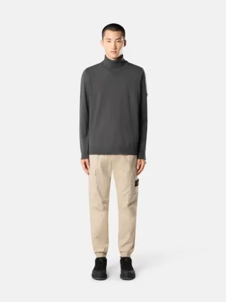 Cargohose mit normaler, konischer Passform und Reißverschlusstaschen. Cargohose mit normaler, konischer Passform und Reißverschlusstaschen.