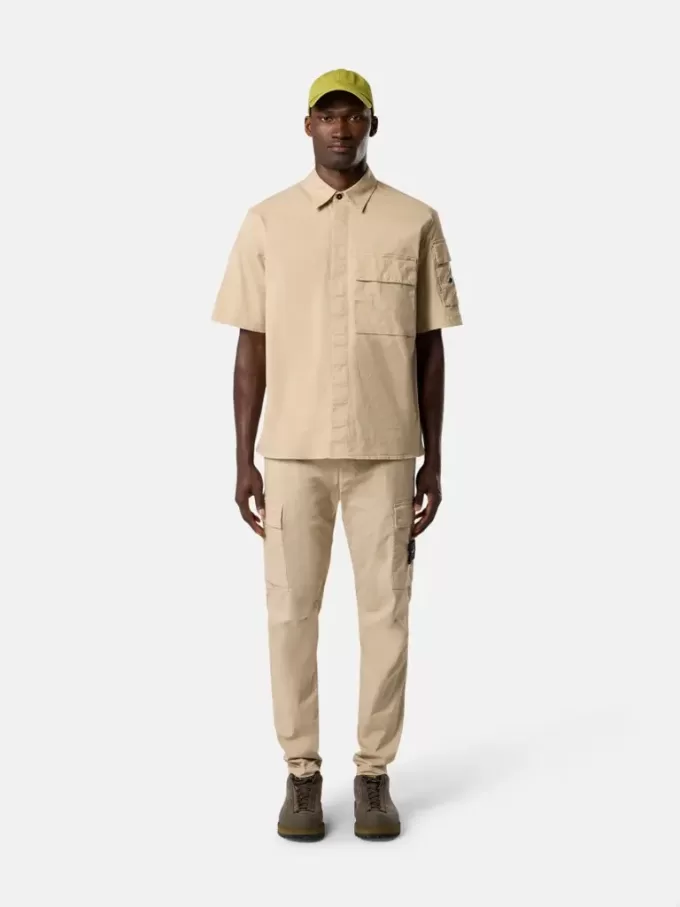 Cargohose mit normaler, konischer Passform und Reißverschlusstaschen. Cargohose mit normaler, konischer Passform und Reißverschlusstaschen.
