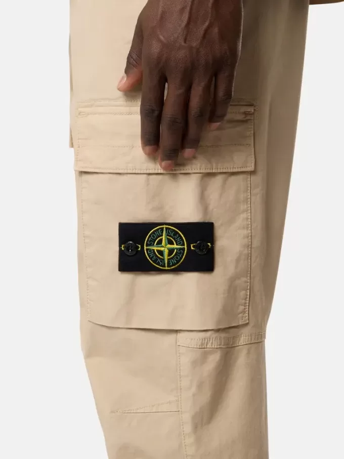 Cargohose mit normaler, konischer Passform und Reißverschlusstaschen. Cargohose mit normaler, konischer Passform und Reißverschlusstaschen.