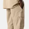 Cargohose mit normaler, konischer Passform und Reißverschlusstaschen. Cargohose mit normaler, konischer Passform und Reißverschlusstaschen.