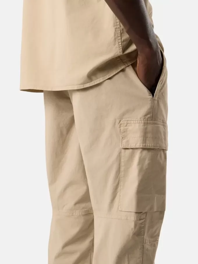 Cargohose mit normaler, konischer Passform und Reißverschlusstaschen. Cargohose mit normaler, konischer Passform und Reißverschlusstaschen.