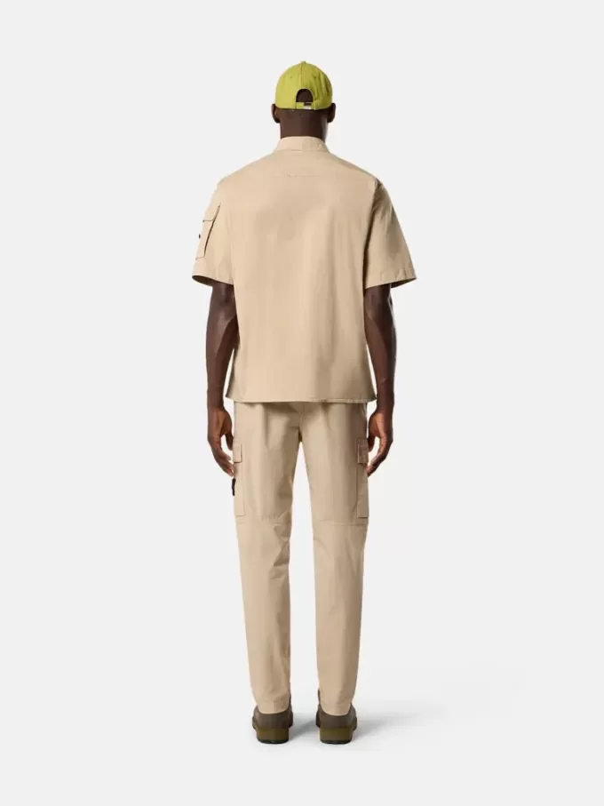Cargohose mit normaler, konischer Passform und Reißverschlusstaschen. Cargohose mit normaler, konischer Passform und Reißverschlusstaschen.