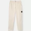 Chino-Hose mit lockerer Passform und elastischem Bund. Chino-Hose mit lockerer Passform und elastischem Bund.