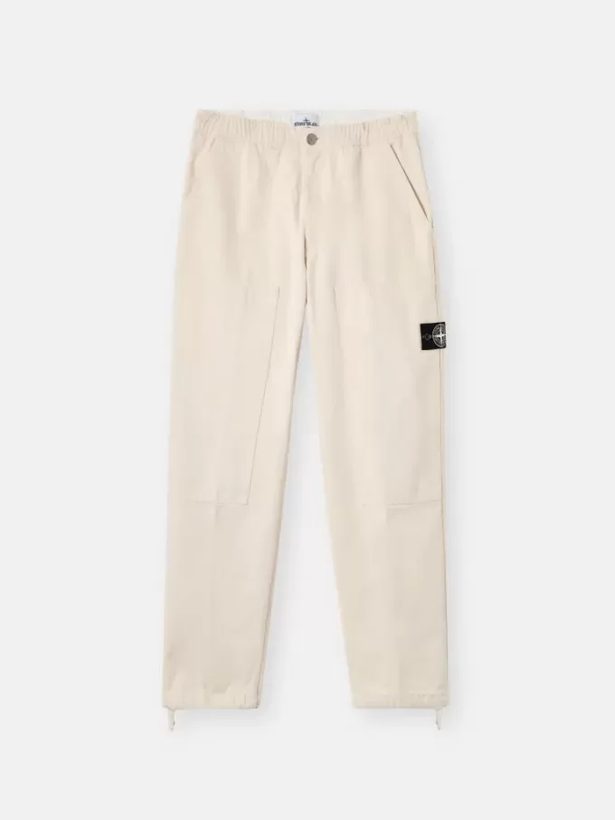 Chino-Hose mit lockerer Passform und elastischem Bund. Chino-Hose mit lockerer Passform und elastischem Bund.