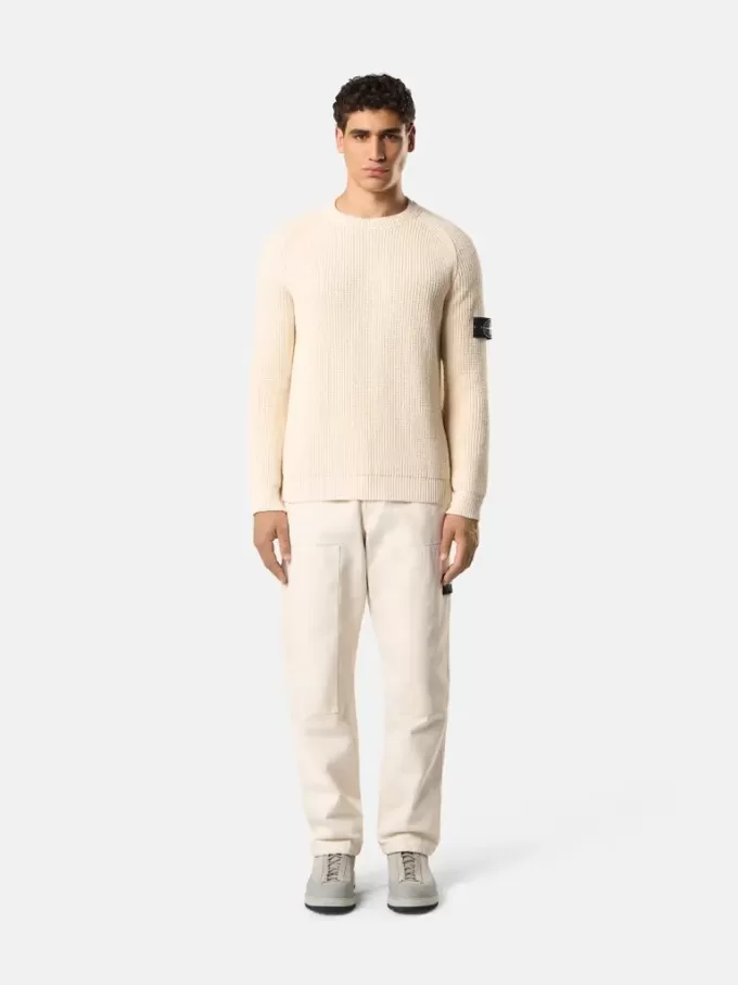 Chino-Hose mit lockerer Passform und elastischem Bund. Chino-Hose mit lockerer Passform und elastischem Bund.