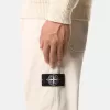 Chino-Hose mit lockerer Passform und elastischem Bund. Chino-Hose mit lockerer Passform und elastischem Bund.