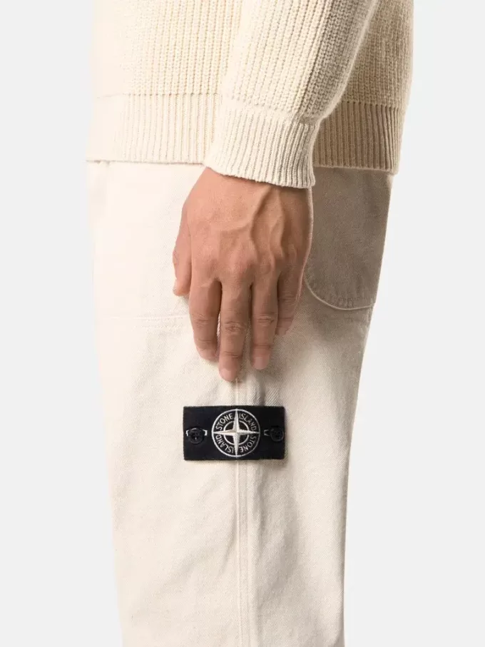 Chino-Hose mit lockerer Passform und elastischem Bund. Chino-Hose mit lockerer Passform und elastischem Bund.