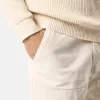 Chino-Hose mit lockerer Passform und elastischem Bund. Chino-Hose mit lockerer Passform und elastischem Bund.