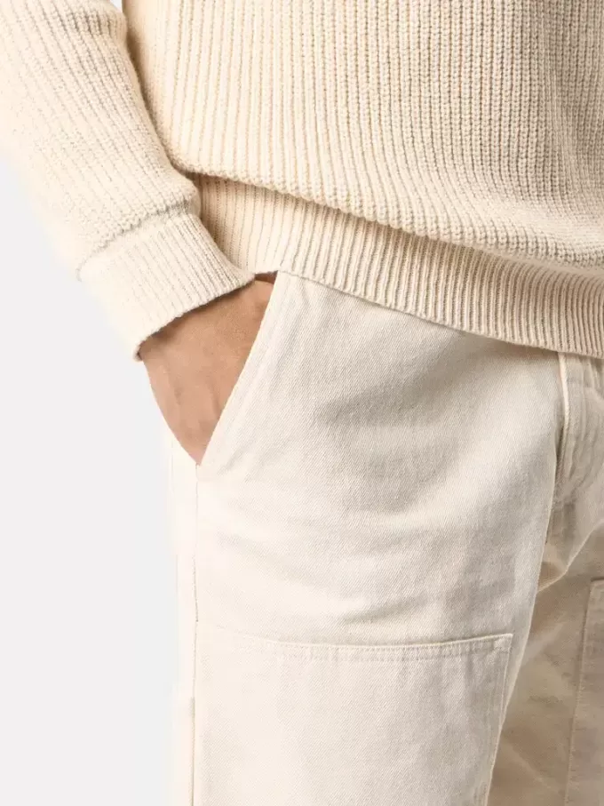 Chino-Hose mit lockerer Passform und elastischem Bund. Chino-Hose mit lockerer Passform und elastischem Bund.