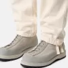 Chino-Hose mit lockerer Passform und elastischem Bund. Chino-Hose mit lockerer Passform und elastischem Bund.