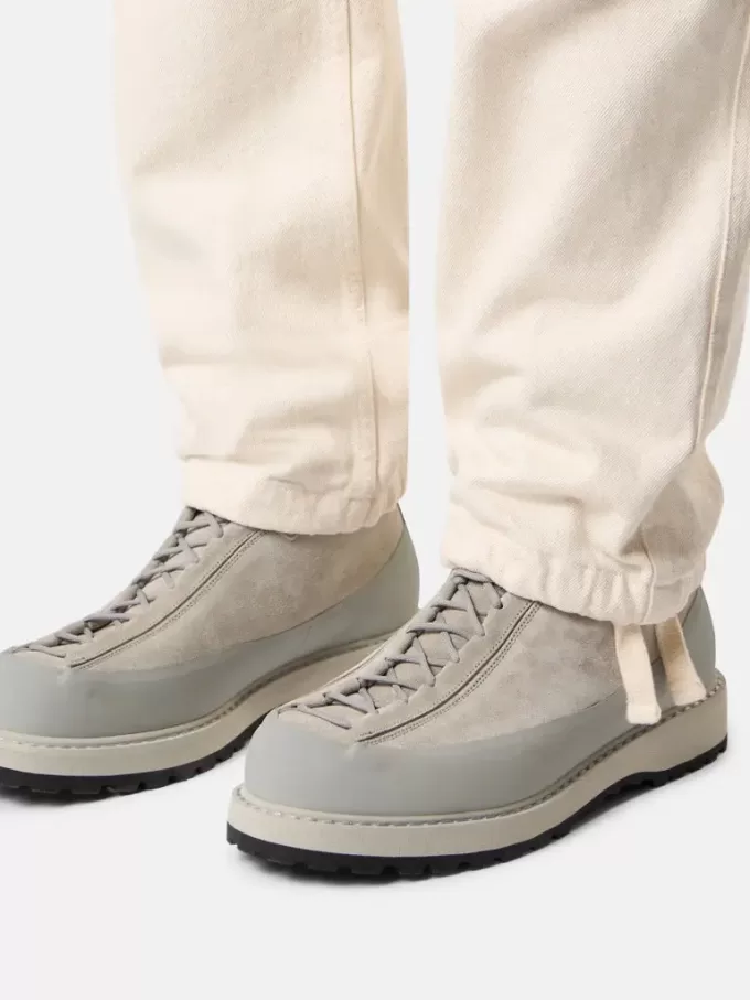 Chino-Hose mit lockerer Passform und elastischem Bund. Chino-Hose mit lockerer Passform und elastischem Bund.