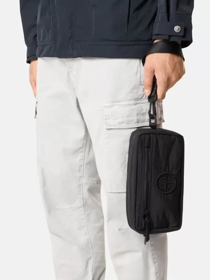 Gepolsterte Reißverschlusstasche mit Taschen und Riemen