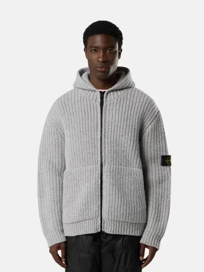 Kapuzenpullover mit Reißverschluss, Taschen und Fischerrippenmuster. Kapuzenpullover mit Reißverschluss, Taschen und Fischerrippenmuster.