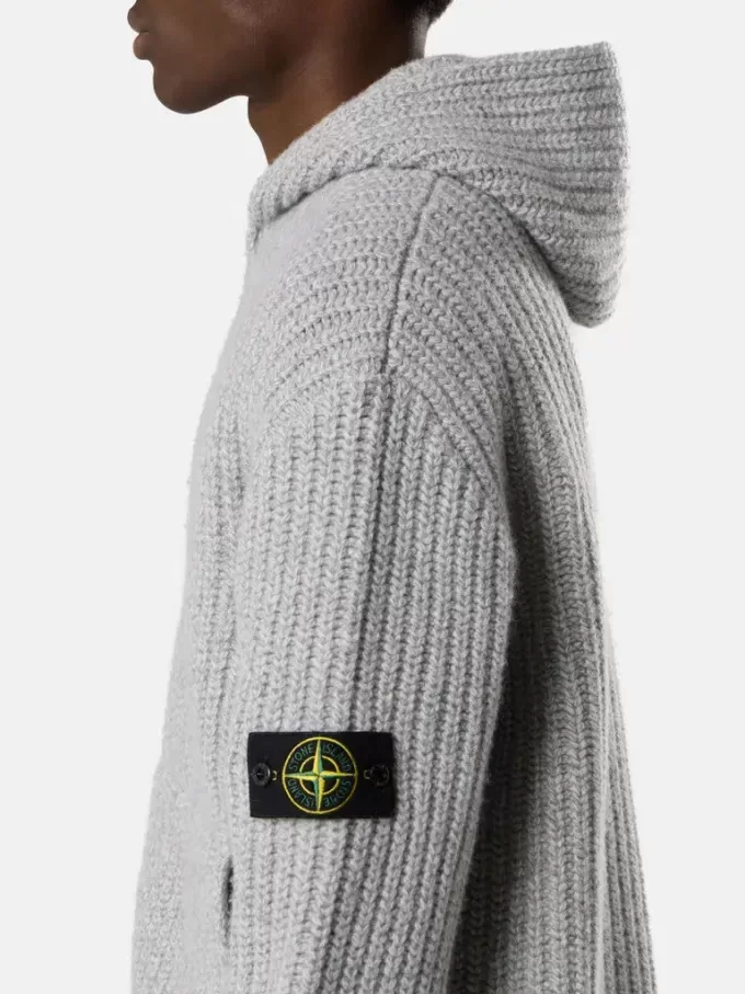 Kapuzenpullover mit Reißverschluss, Taschen und Fischerrippenmuster. Kapuzenpullover mit Reißverschluss, Taschen und Fischerrippenmuster.
