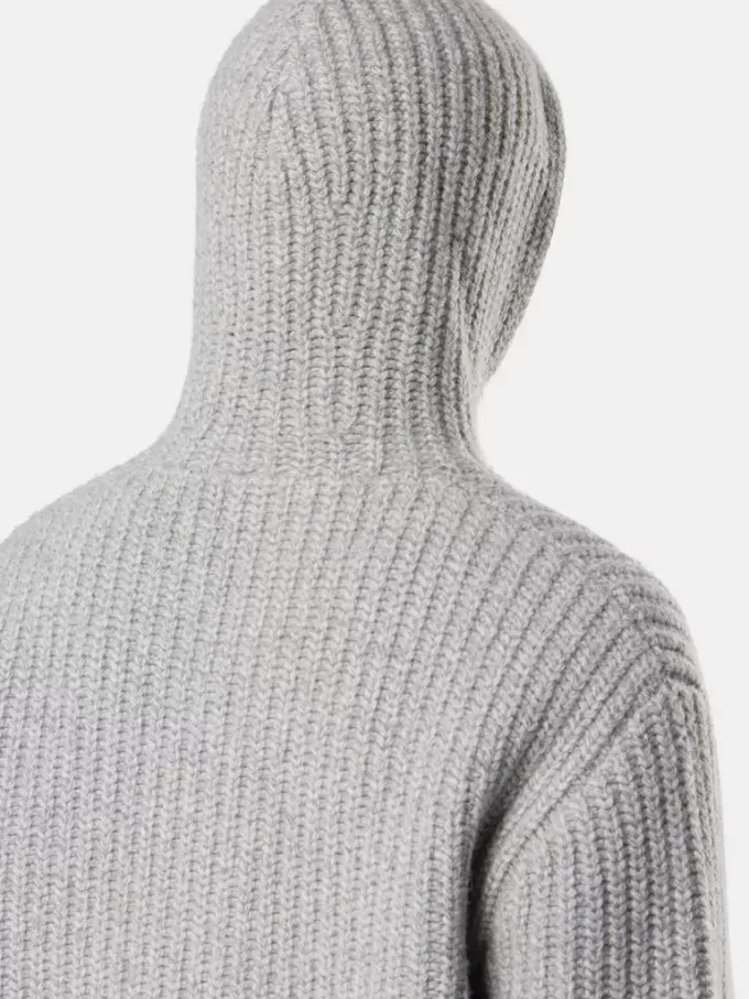 Kapuzenpullover mit Reißverschluss, Taschen und Fischerrippenmuster. Kapuzenpullover mit Reißverschluss, Taschen und Fischerrippenmuster.