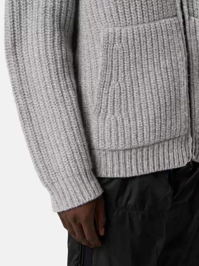 Kapuzenpullover mit Reißverschluss, Taschen und Fischerrippenmuster. Kapuzenpullover mit Reißverschluss, Taschen und Fischerrippenmuster.