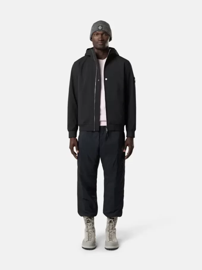 Leichte Kapuzenjacke mit wetterfester Membran Leichte Kapuzenjacke mit wetterfester Membran