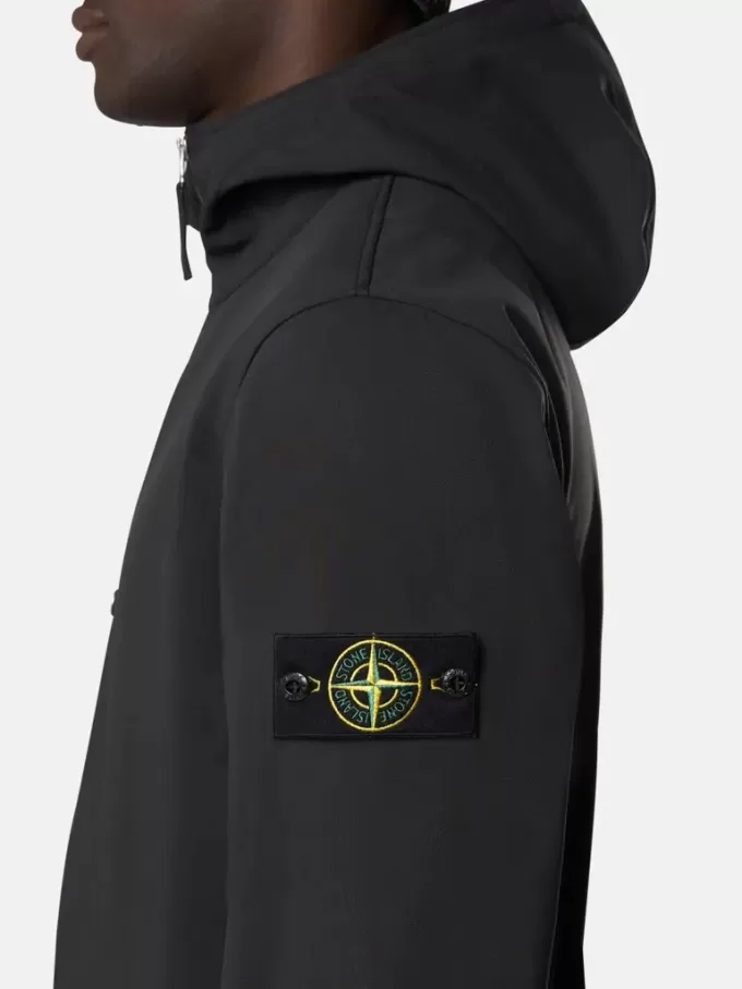 Leichte Kapuzenjacke mit wetterfester Membran Leichte Kapuzenjacke mit wetterfester Membran