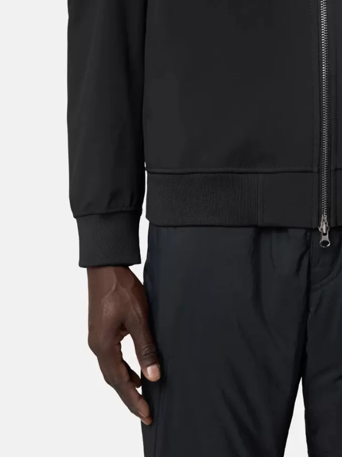 Leichte Kapuzenjacke mit wetterfester Membran Leichte Kapuzenjacke mit wetterfester Membran