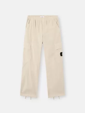 Locker sitzende Cargohose mit Kordelzug am Beinabschluss. Locker sitzende Cargohose mit Kordelzug am Beinabschluss.