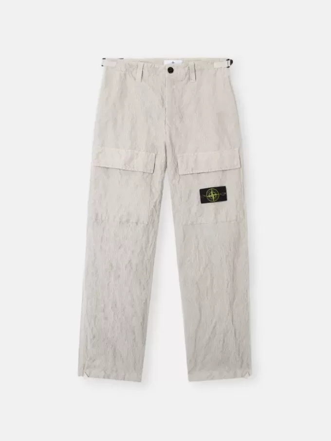 Lockere Cargohose mit verstellbaren Taillenriemen. Lockere Cargohose mit verstellbaren Taillenriemen.