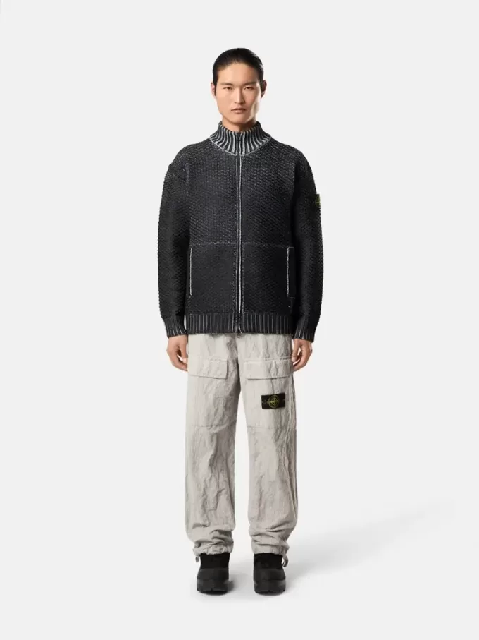 Lockere Cargohose mit verstellbaren Taillenriemen. Lockere Cargohose mit verstellbaren Taillenriemen.