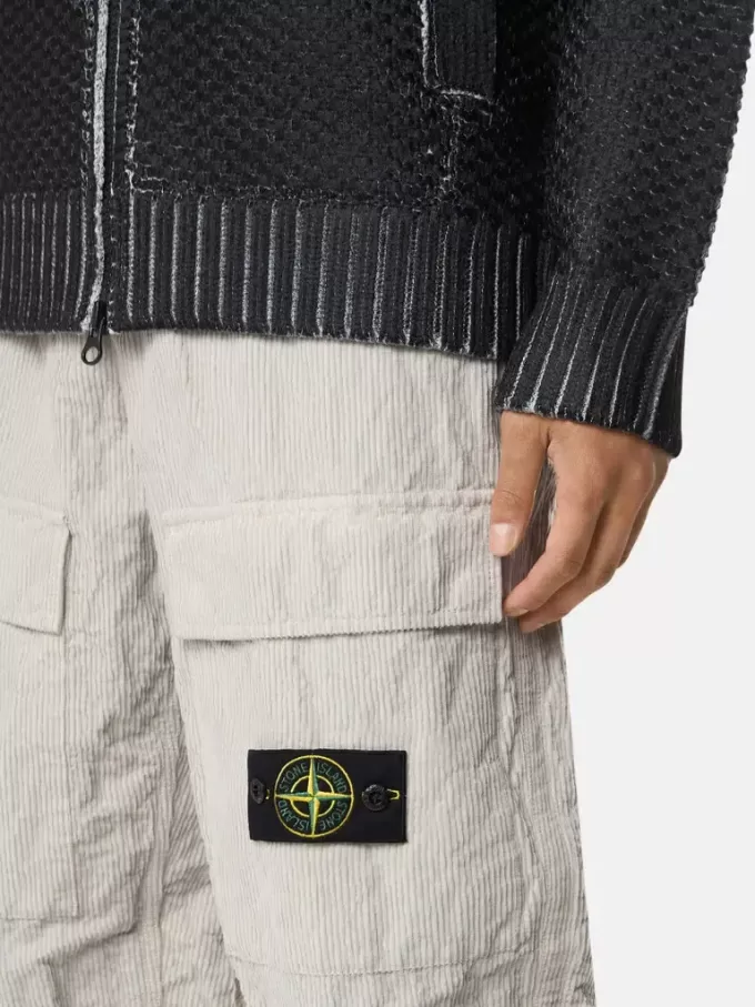 Lockere Cargohose mit verstellbaren Taillenriemen. Lockere Cargohose mit verstellbaren Taillenriemen.