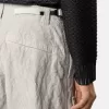 Lockere Cargohose mit verstellbaren Taillenriemen. Lockere Cargohose mit verstellbaren Taillenriemen.