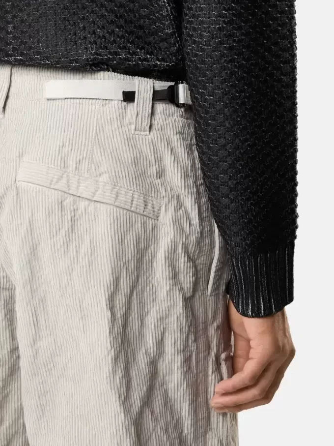 Lockere Cargohose mit verstellbaren Taillenriemen. Lockere Cargohose mit verstellbaren Taillenriemen.