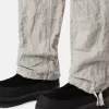 Lockere Cargohose mit verstellbaren Taillenriemen. Lockere Cargohose mit verstellbaren Taillenriemen.