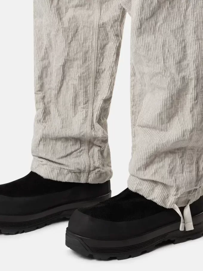 Lockere Cargohose mit verstellbaren Taillenriemen. Lockere Cargohose mit verstellbaren Taillenriemen.