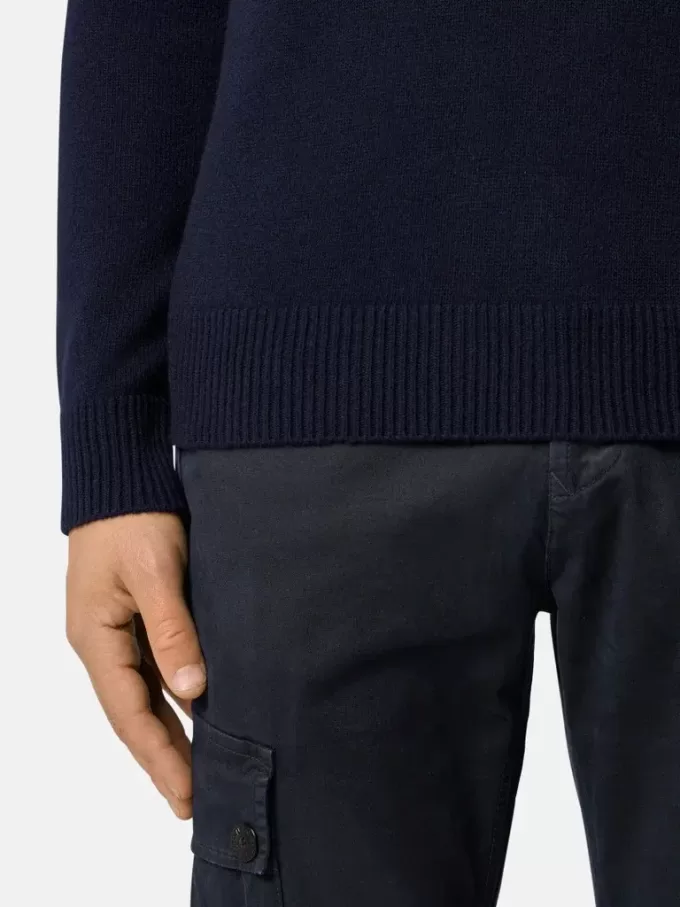 Pullover mit halbem Reißverschluss und Filzbesatz Pullover mit halbem Reißverschluss und Filzbesatz