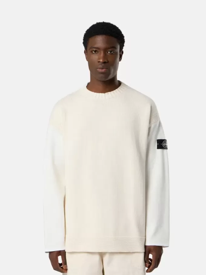 Pullover mit Rundhalsausschnitt und kontrastierenden Ziernähten Pullover mit Rundhalsausschnitt und kontrastierenden Ziernähten