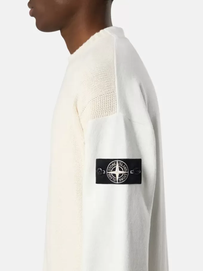 Pullover mit Rundhalsausschnitt und kontrastierenden Ziernähten Pullover mit Rundhalsausschnitt und kontrastierenden Ziernähten