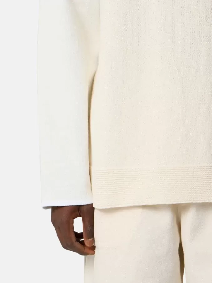 Pullover mit Rundhalsausschnitt und kontrastierenden Ziernähten Pullover mit Rundhalsausschnitt und kontrastierenden Ziernähten