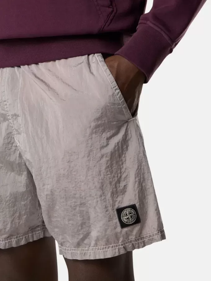 Regular-Fit-Badeshorts mit Taschen und Mesh-Futter. Regular-Fit-Badeshorts mit Taschen und Mesh-Futter.
