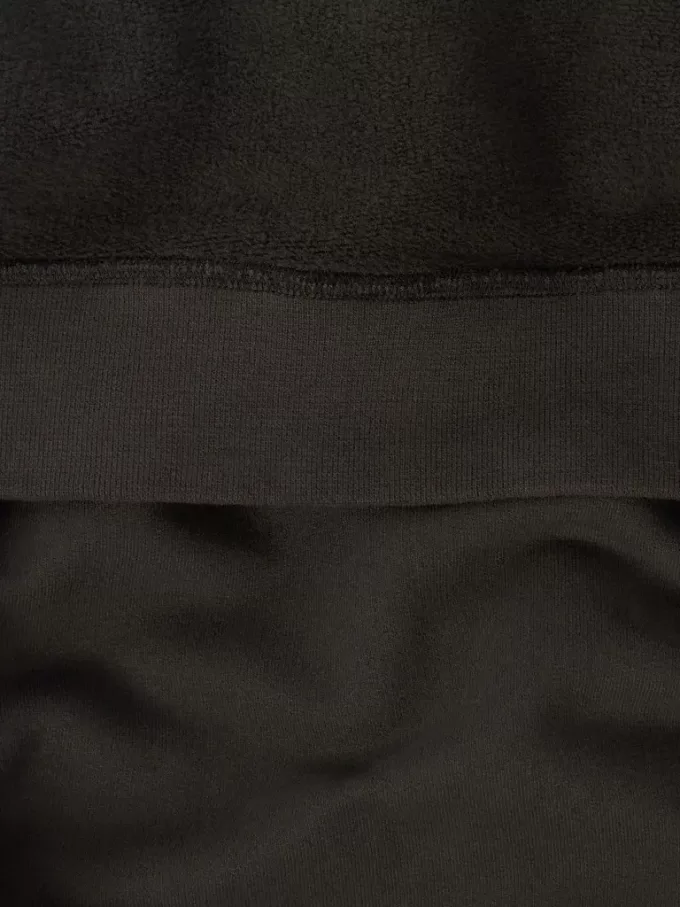 Regular-Fit-Sweatshirt mit Kapuze und Reißverschluss sowie Ärmeltaschen. Regular-Fit-Sweatshirt mit Kapuze und Reißverschluss sowie Ärmeltaschen.