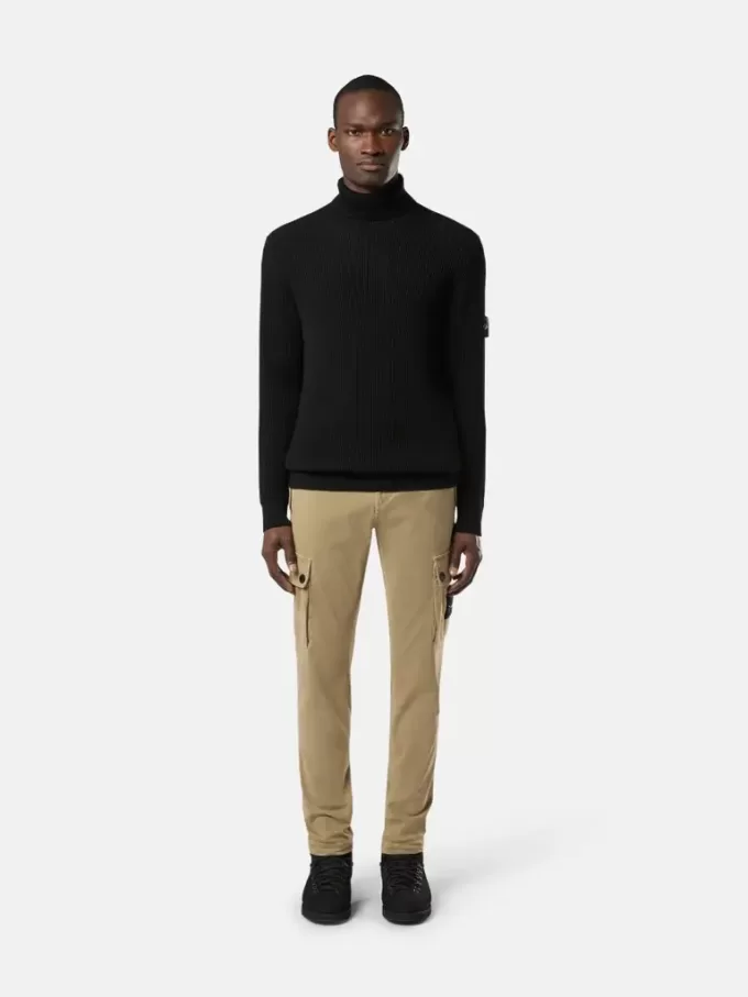 Rollkragenpullover mit fein gerippten Bündchen