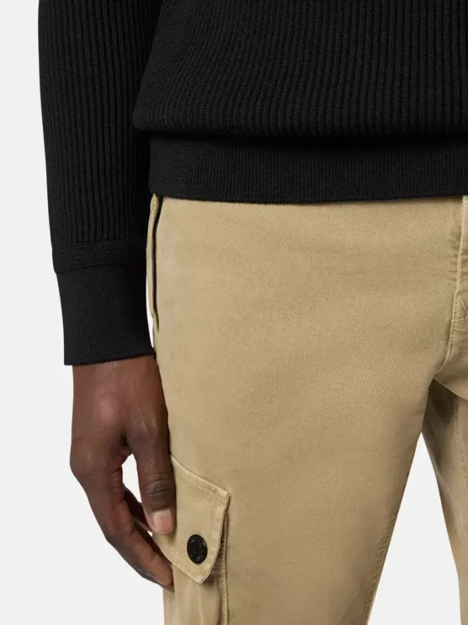 Rollkragenpullover mit fein gerippten Bündchen