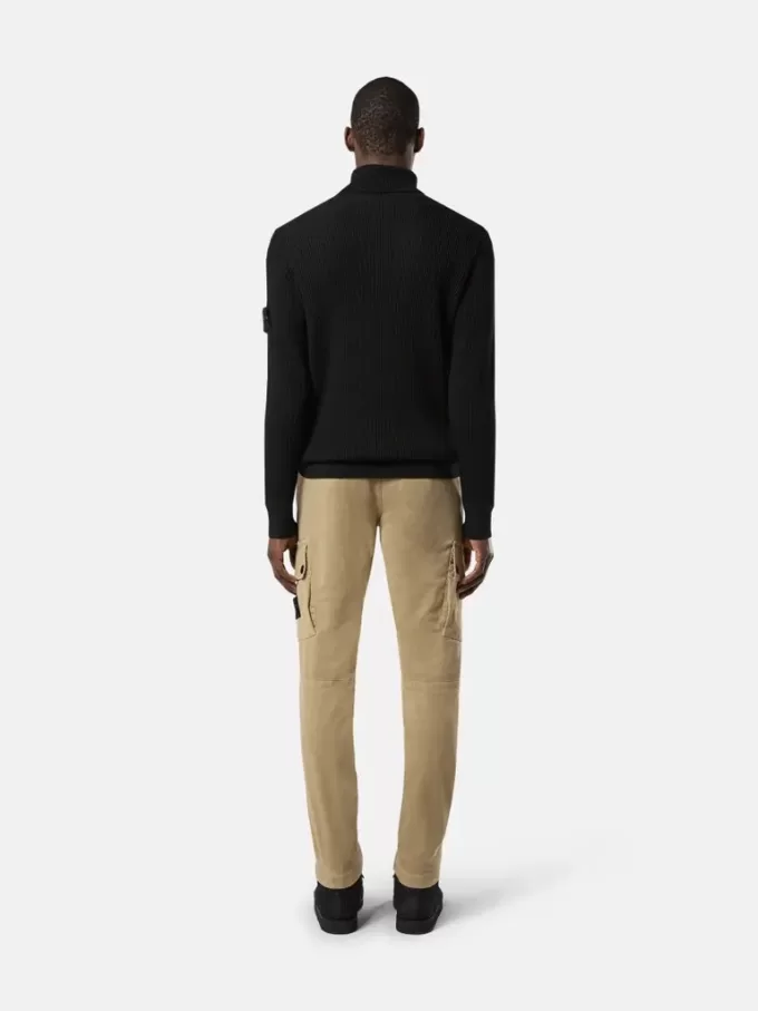 Rollkragenpullover mit fein gerippten Bündchen