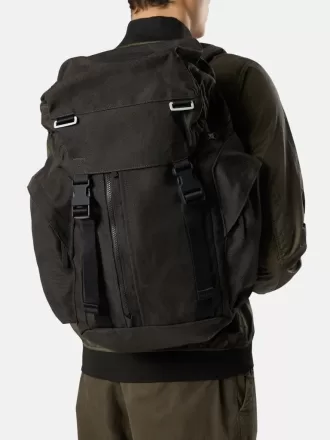 Rucksack mit mehreren Taschen und gepolsterten Schultergurten