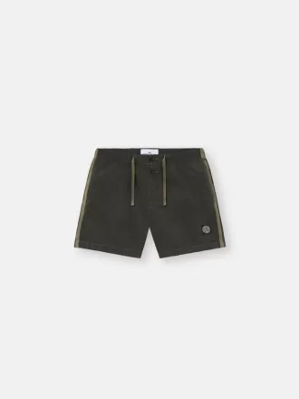 Schmal geschnittene Badeshorts mit Taschen und Mesh-Futter Schmal geschnittene Badeshorts mit Taschen und Mesh-Futter