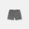 Schmal geschnittene Badeshorts mit Taschen und Mesh-Futter