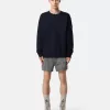 Schmal geschnittene Badeshorts mit Taschen und Mesh-Futter