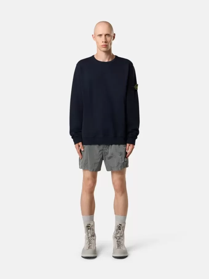 Schmal geschnittene Badeshorts mit Taschen und Mesh-Futter